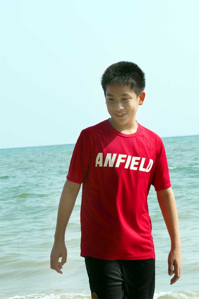 เด็กน้อยตักทราย