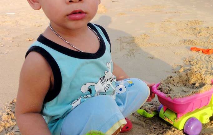 เด็กน้อยตักทราย