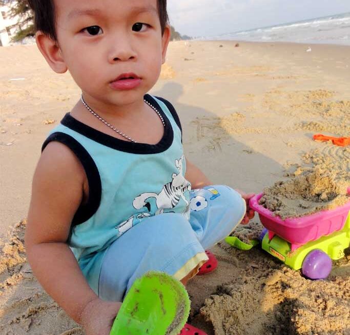 เด็กน้อยตักทราย